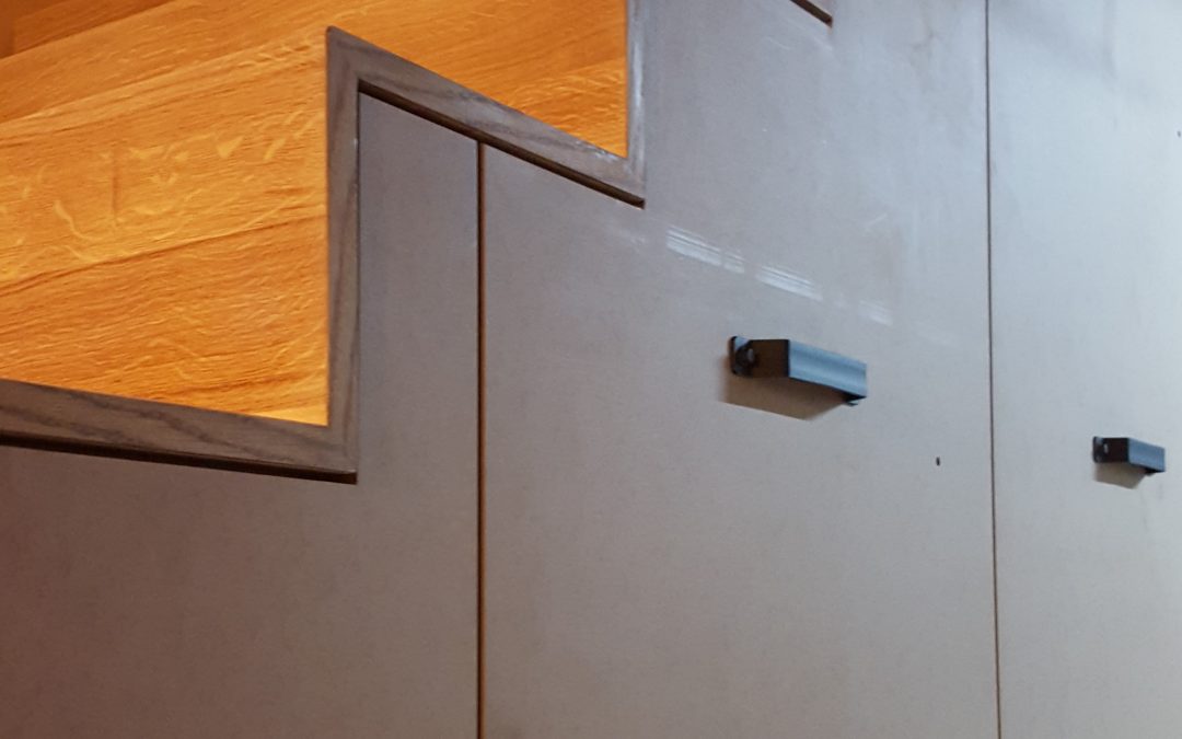 Escalier design sur mesure avec rangement intégré