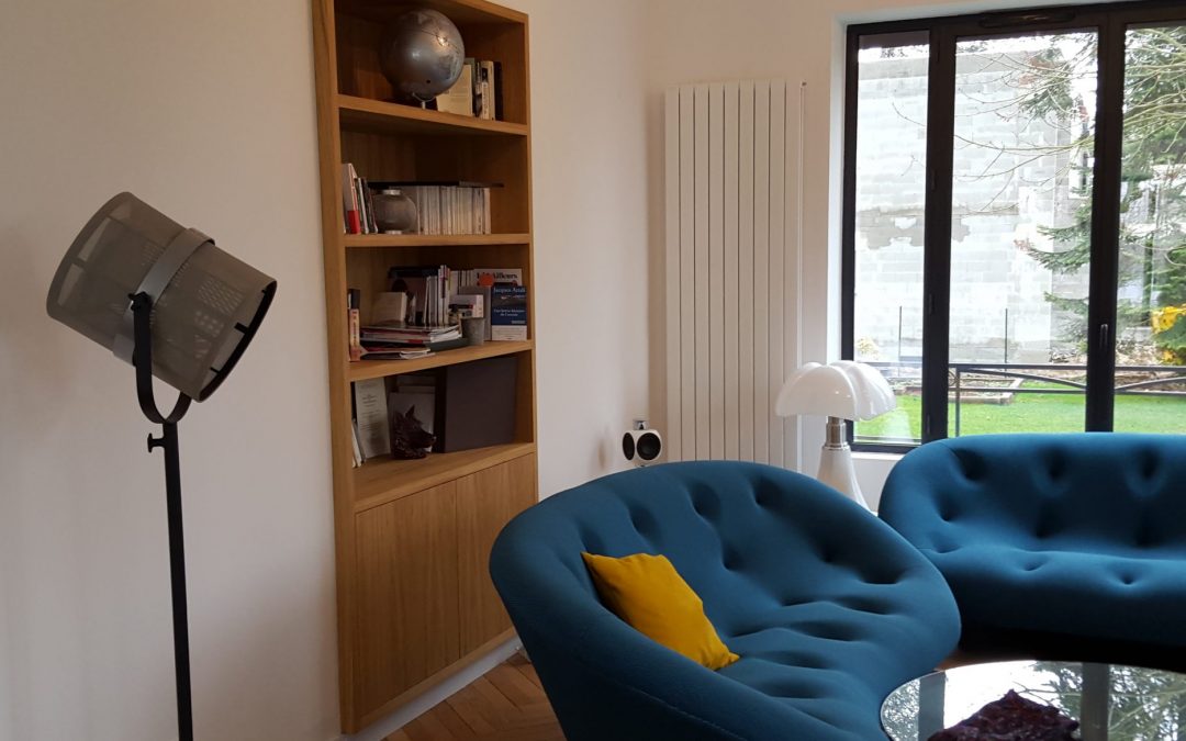 Bibliothèque sur mesure encastrée en placage chêne vernis mat naturel