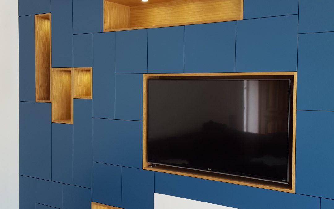 Bibliothèque sur mesure laquée bleu et niche en placage chêne