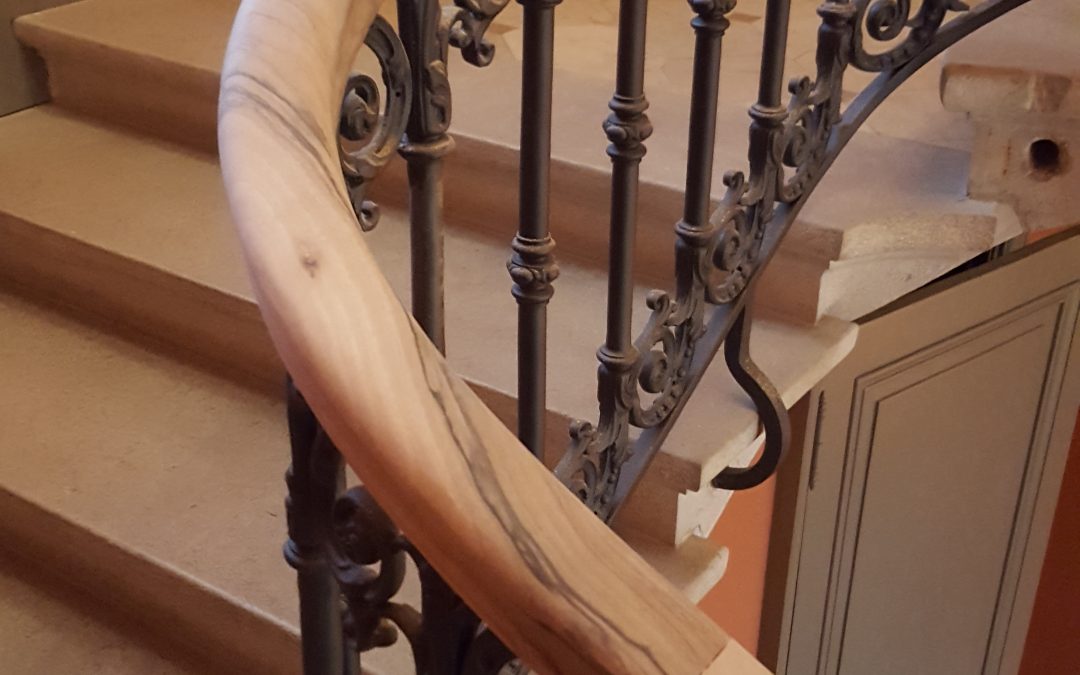 Escalier avec main courante débillardée en noyer à Collonges au Mont d’Or