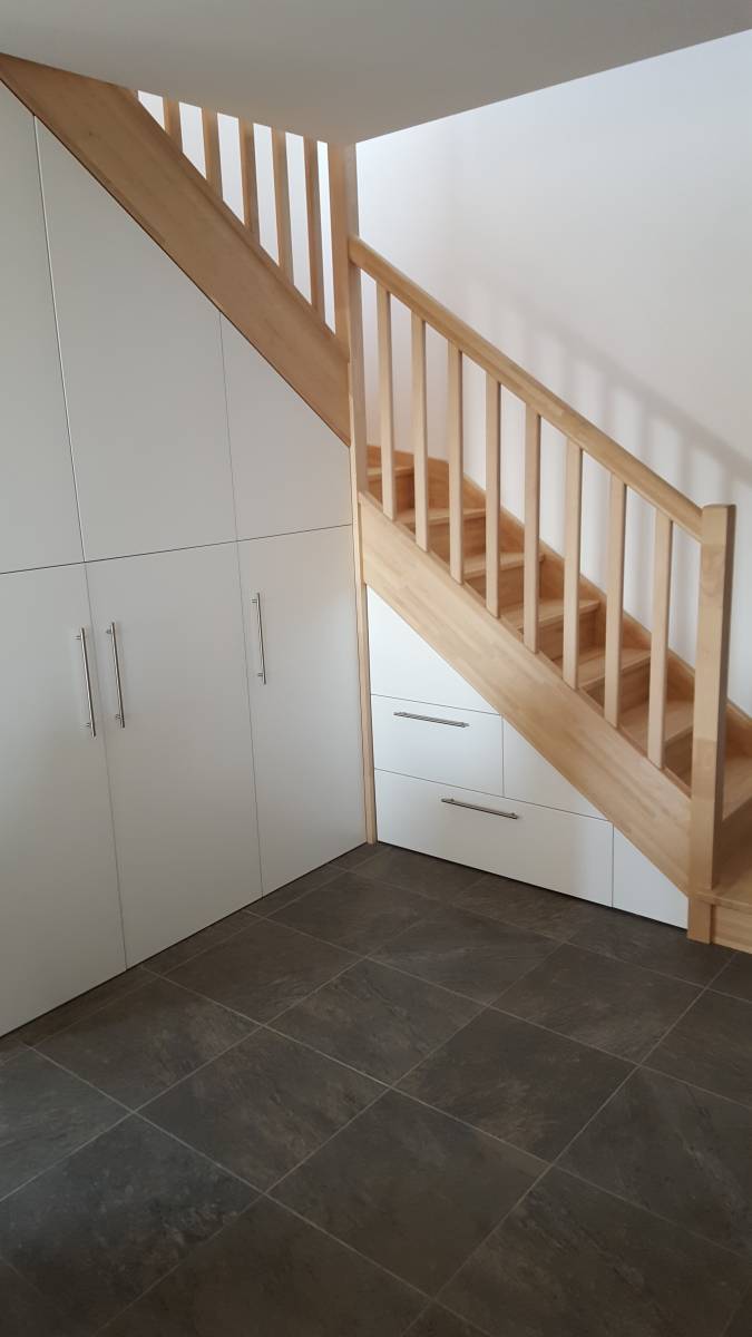 Placard sous escalier en façade laquée blanc