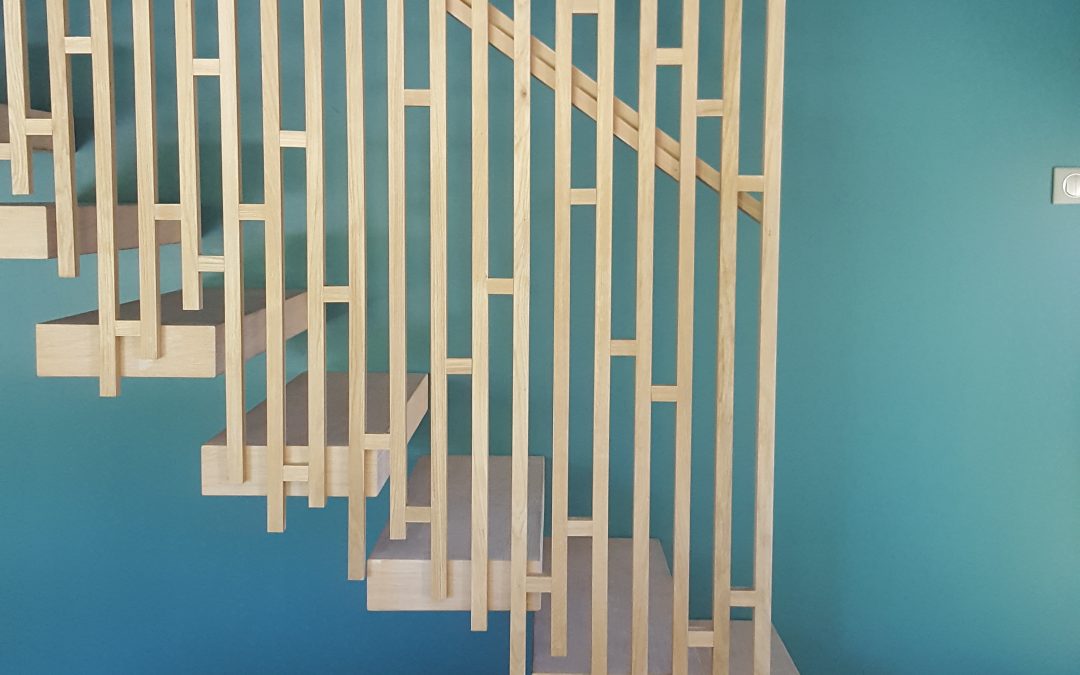 Escalier suspendu avec claustra type japonais pour garde-corps