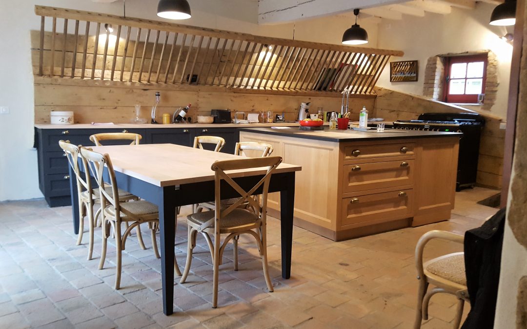 Cuisine sur mesure avec façades moulurées à Genay