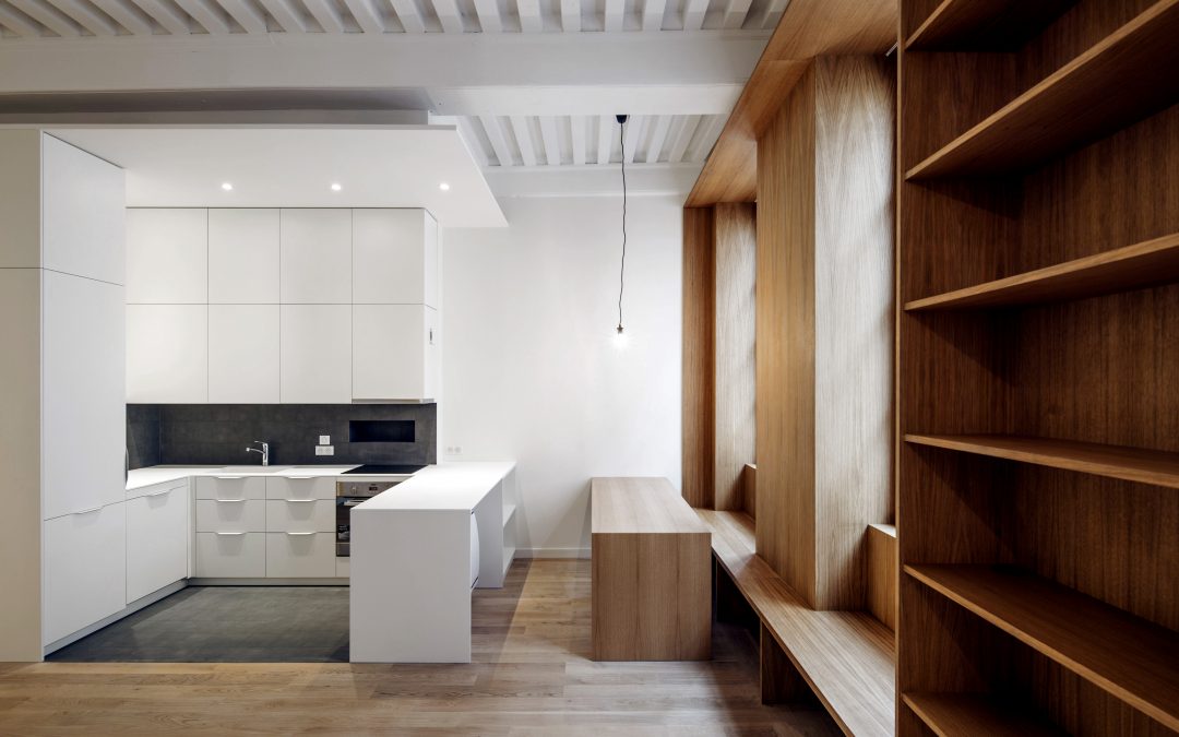 Cuisine en noir et blanc dans un appartement à Lyon Croix Rousse