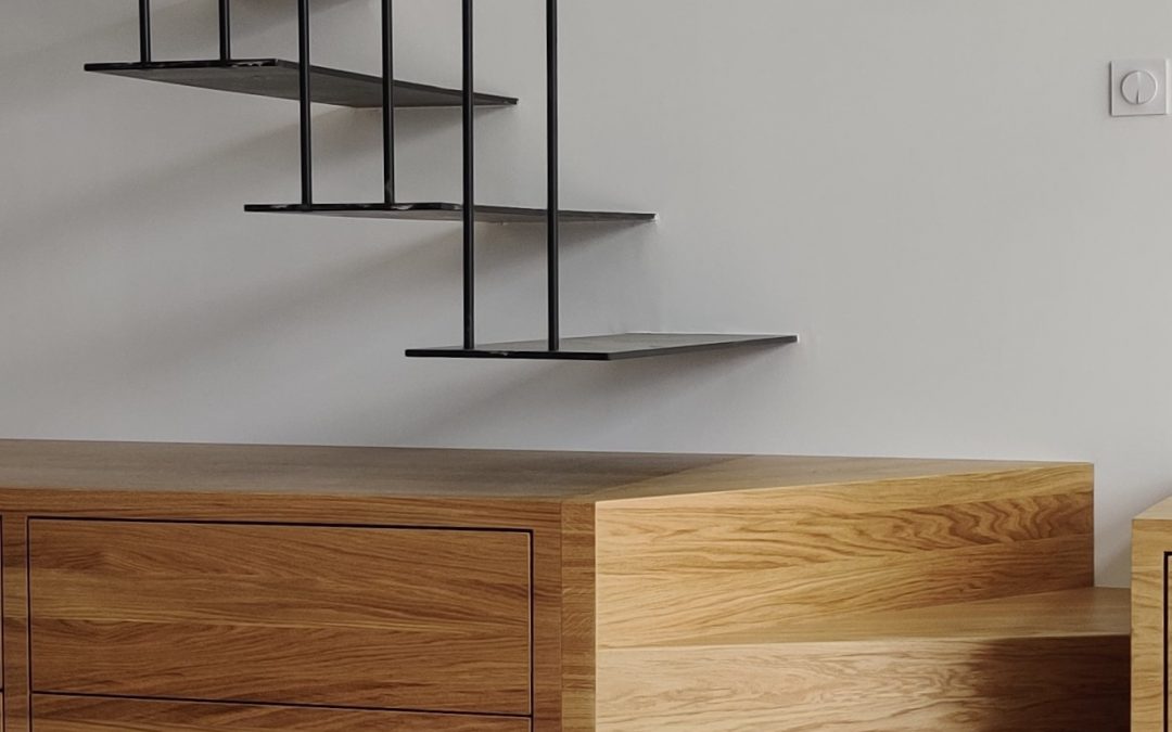 Escalier suspendu avec rangement Intégré