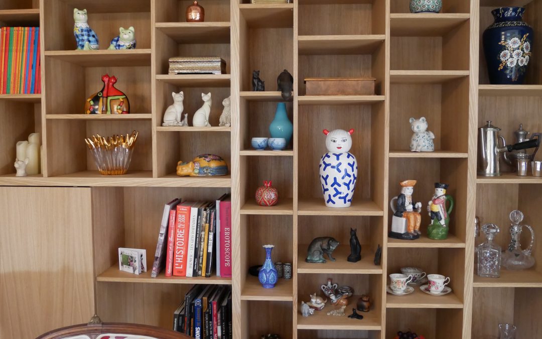 Bibliothèque sur mesure intégrée sous un escalier