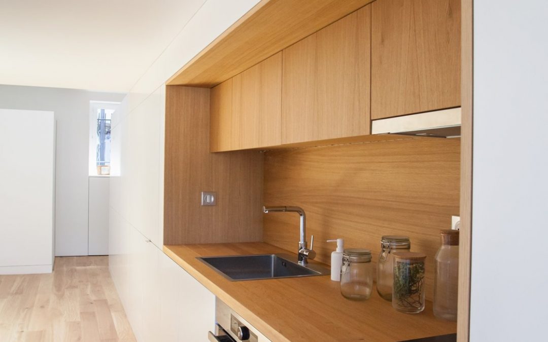 Cuisine sur mesure en chêne et façades blanches